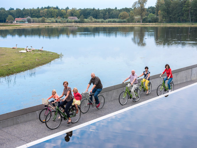 Main Sepeda Di Tengah Danau Tanpa Takut Basah